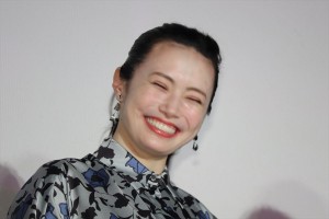 『パラレルワールド・ラブストーリー』完成披露 レッドカーペット＆舞台挨拶に登場した美村里江