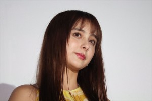 『パラレルワールド・ラブストーリー』完成披露 レッドカーペット＆舞台挨拶に登場した石田ニコル