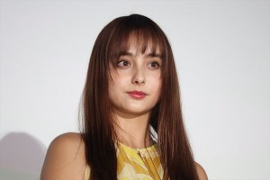 『パラレルワールド・ラブストーリー』完成披露 レッドカーペット＆舞台挨拶に登場した石田ニコル