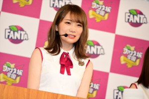「ファンタ坂学園」入学式に登場した秋元真夏