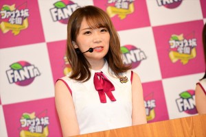 「ファンタ坂学園」入学式に登場した秋元真夏