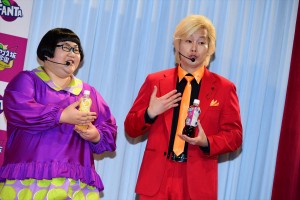 （左から）「ファンタ坂学園」入学式に登場した安藤なつ、カズレーザー