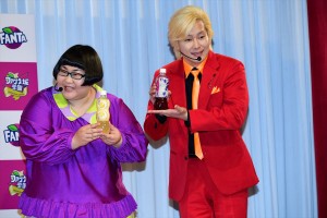 （左から）「ファンタ坂学園」入学式に登場した安藤なつ、カズレーザー