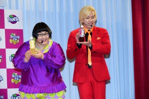 （左から）「ファンタ坂学園」入学式に登場した安藤なつ、カズレーザー