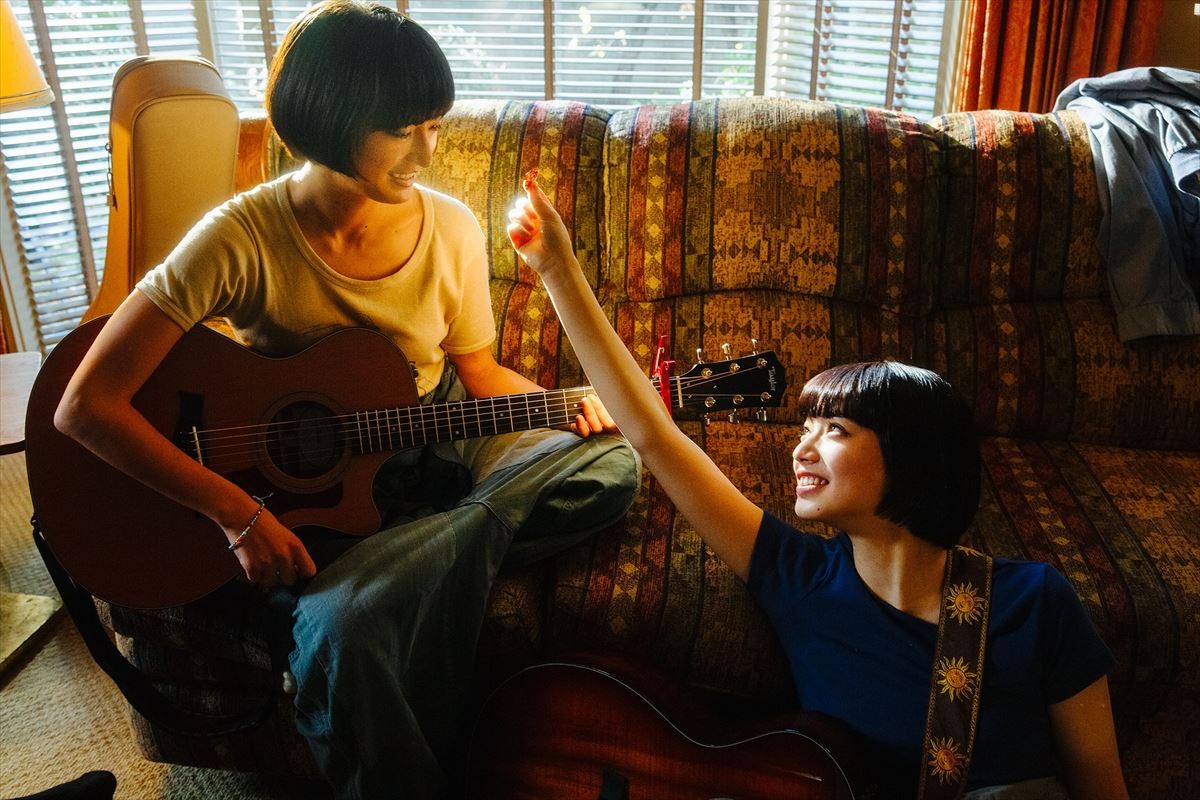 小松菜奈&門脇麦によるギターデュオ“ハルレオ” アーティスト写真