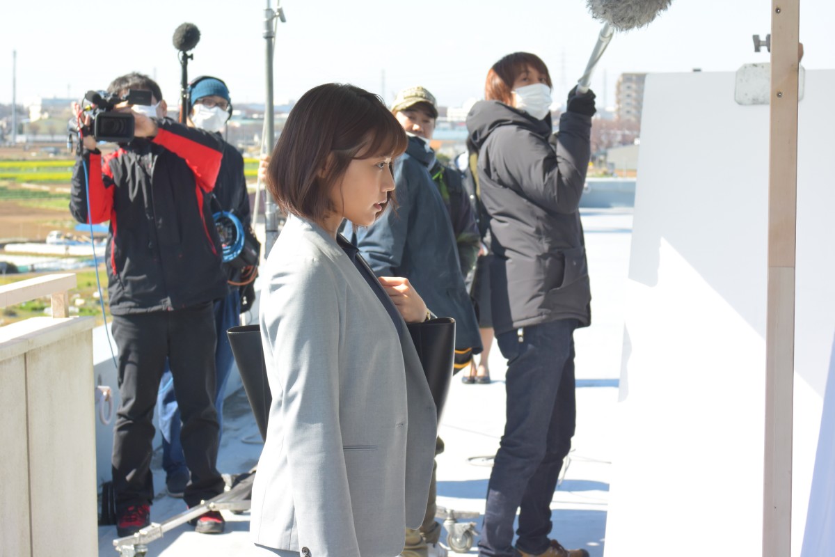 有村架純、素足の部屋着姿がかわいい！ 妹役・浜辺美波「がんばれ」