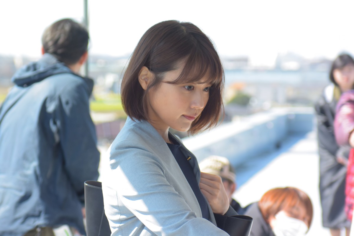 有村架純、素足の部屋着姿がかわいい！ 妹役・浜辺美波「がんばれ」