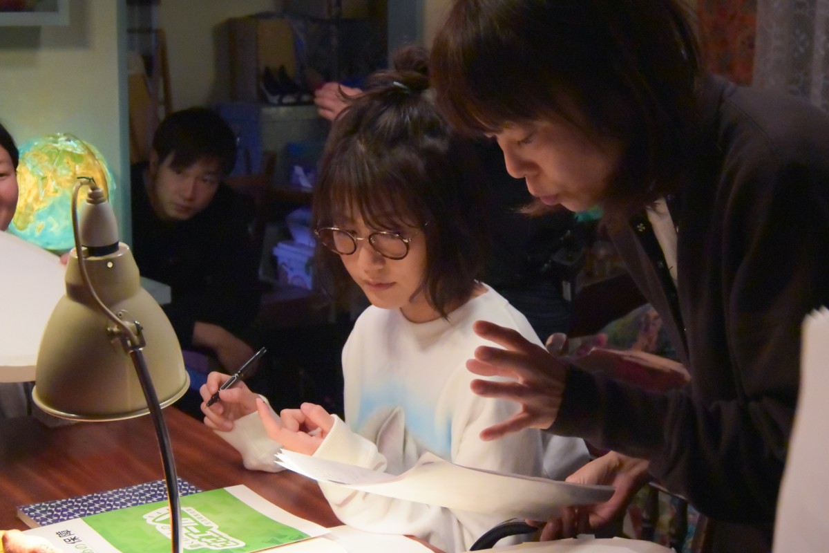 有村架純、素足の部屋着姿がかわいい！ 妹役・浜辺美波「がんばれ」