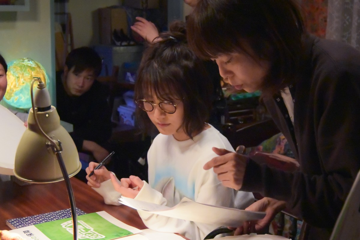 有村架純、素足の部屋着姿がかわいい！ 妹役・浜辺美波「がんばれ」