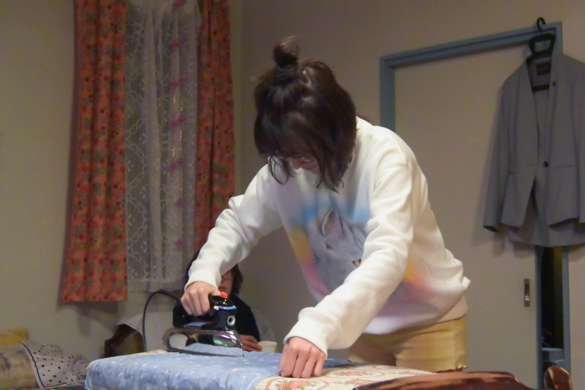 有村架純、素足の部屋着姿がかわいい！ 妹役・浜辺美波「がんばれ」