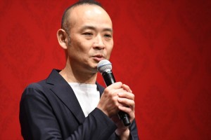 映画『うちの執事が言うことには』完成披露試写会に登場した久万真路監督