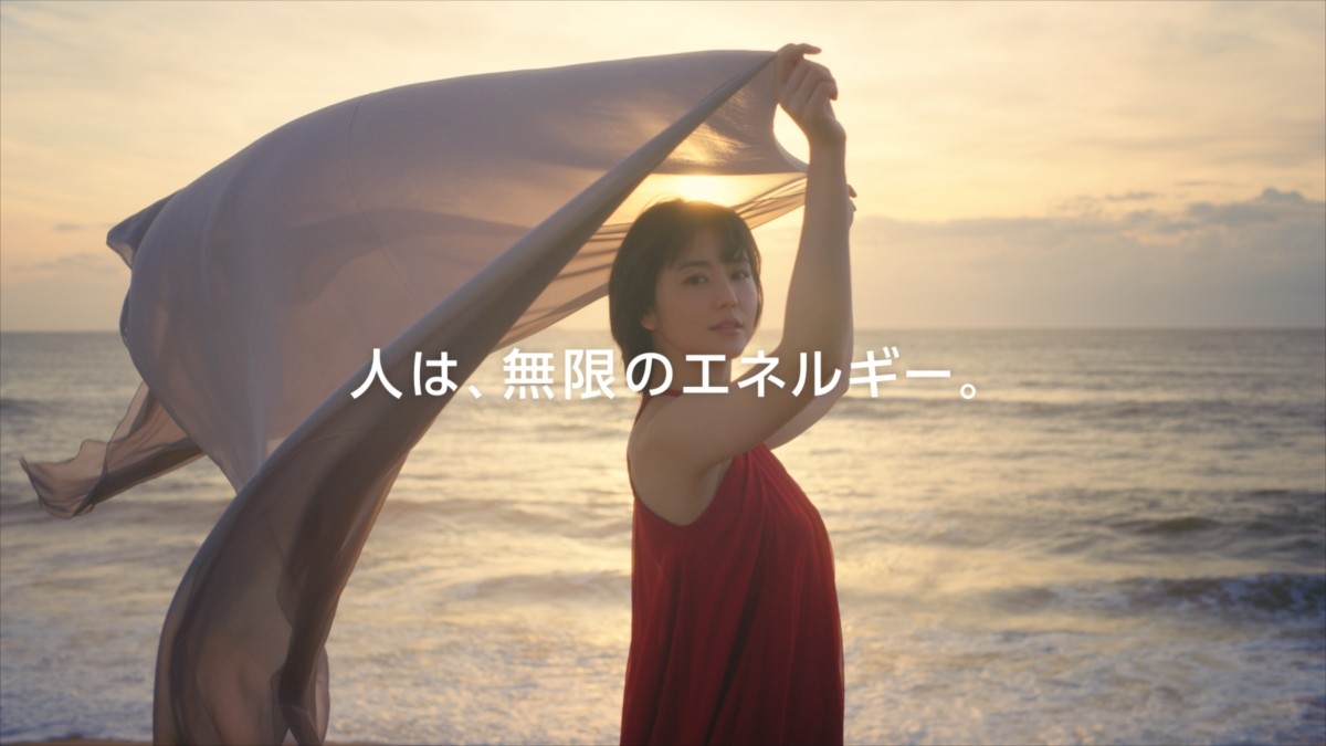 まさに女神！ 長澤まさみの大胆“肩だし”ドレス姿が美しい
