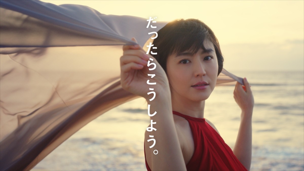 まさに女神！ 長澤まさみの大胆“肩だし”ドレス姿が美しい