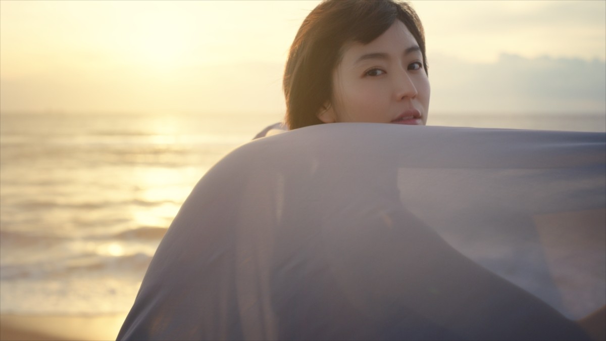 まさに女神！ 長澤まさみの大胆“肩だし”ドレス姿が美しい