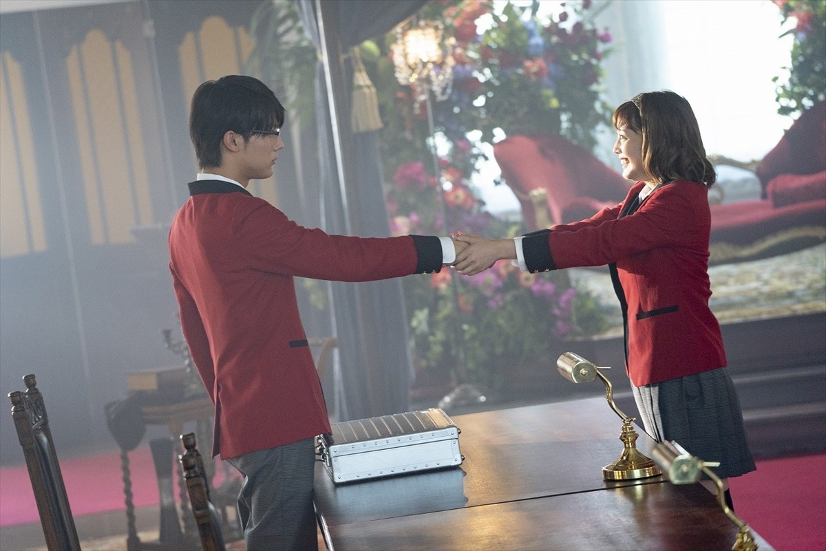 『賭ケグルイ2』、浜辺美波vs中川大志の公式戦スタート　白装束姿の福原遥も現れ…