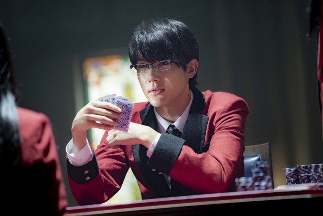 『賭ケグルイ2』、浜辺美波vs中川大志の公式戦スタート 白装束 ...