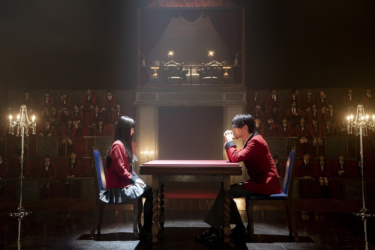 『賭ケグルイ2』、浜辺美波vs中川大志の公式戦スタート　白装束姿の福原遥も現れ…