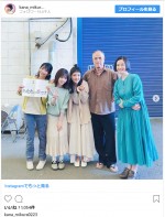 『あなたの番です』和気あいあい現場ショット（左から三倉佳奈、西野七瀬、奈緒、田中要次、原田知世）※「三倉佳奈」インスタグラム