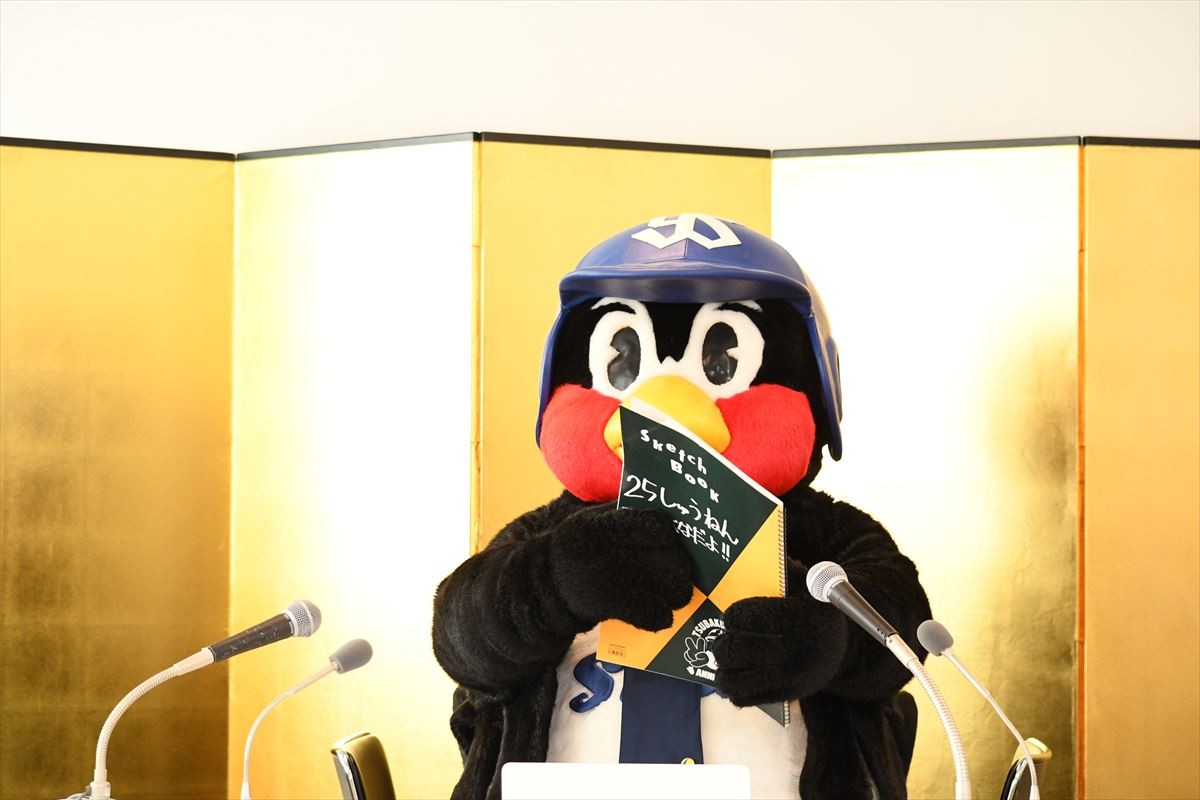 つば九郎、刑事役で俳優デビュー！ 「ぶるーりぼんしょう」獲得宣言
