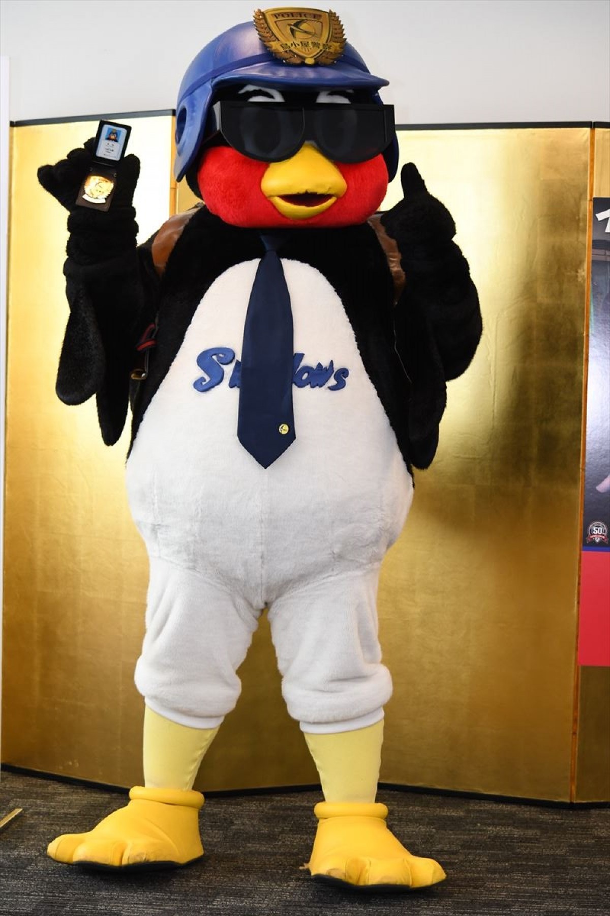 つば九郎、刑事役で俳優デビュー！ 「ぶるーりぼんしょう」獲得宣言