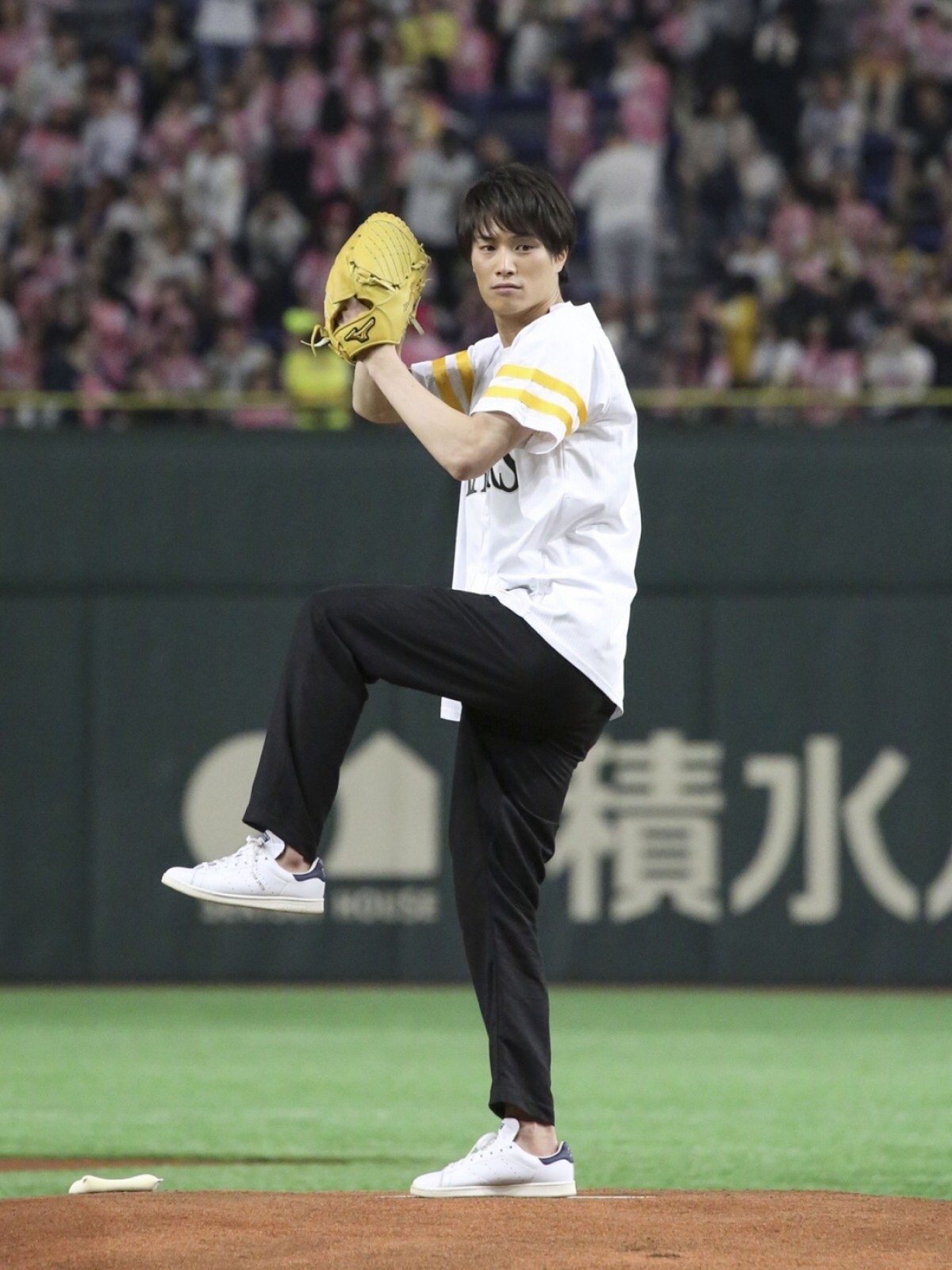 鈴木伸之、人生初の始球式で球速122km　自己採点は「90点！」