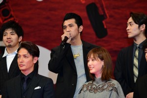 『空母いぶき』完成披露試写会に登場した村上淳