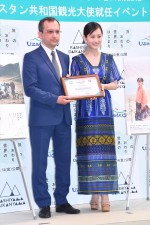 （左から）映画『旅のおわり世界のはじまり』公開記念 ウズベキスタン共和国／観光大使就任イベントに登場したガイラト・ガニエヴィチ・ファジーロフ（ウズベキスタン駐日大使）、前田敦子