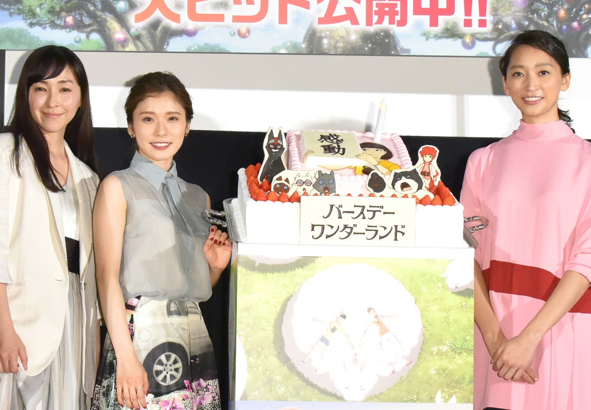 (左から)『バースデー・ワンダーランド』初日舞台挨拶イベントに登場した麻生久美子、松岡茉優、杏