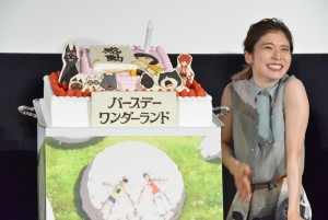 『バースデー・ワンダーランド』初日舞台挨拶イベントに登場した松岡茉優