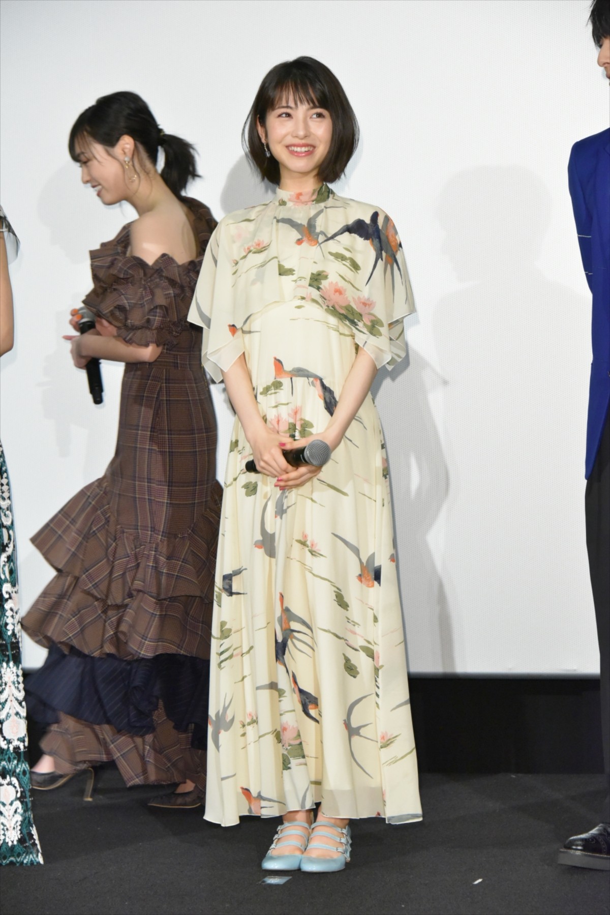 浜辺美波、『賭ケグルイ』舞台挨拶で“ほっこり”ハプニング起こし照れ笑い