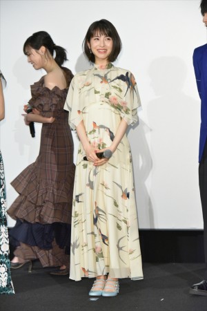 浜辺美波、『映画 賭ケグルイ』初日舞台挨拶に登場