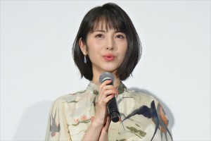 浜辺美波、『映画 賭ケグルイ』初日舞台挨拶に登場