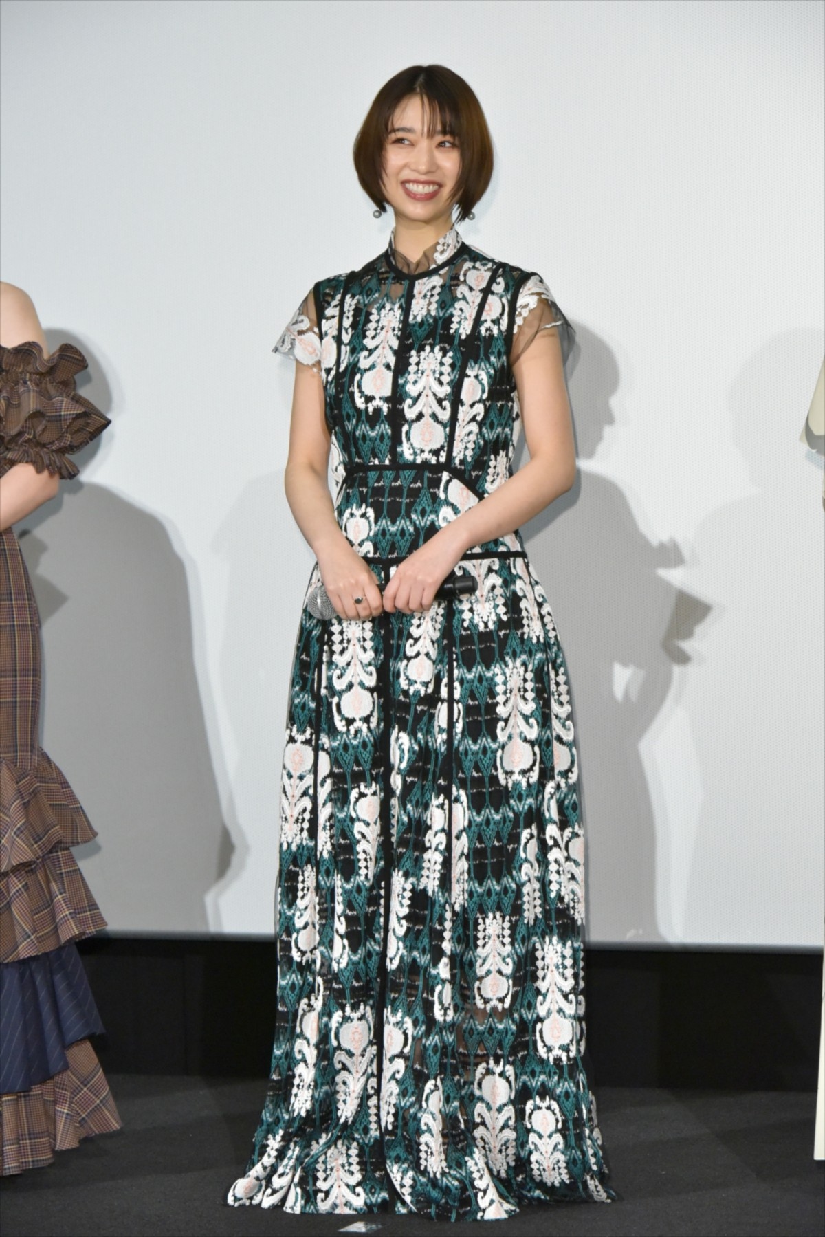 浜辺美波、『賭ケグルイ』舞台挨拶で“ほっこり”ハプニング起こし照れ笑い
