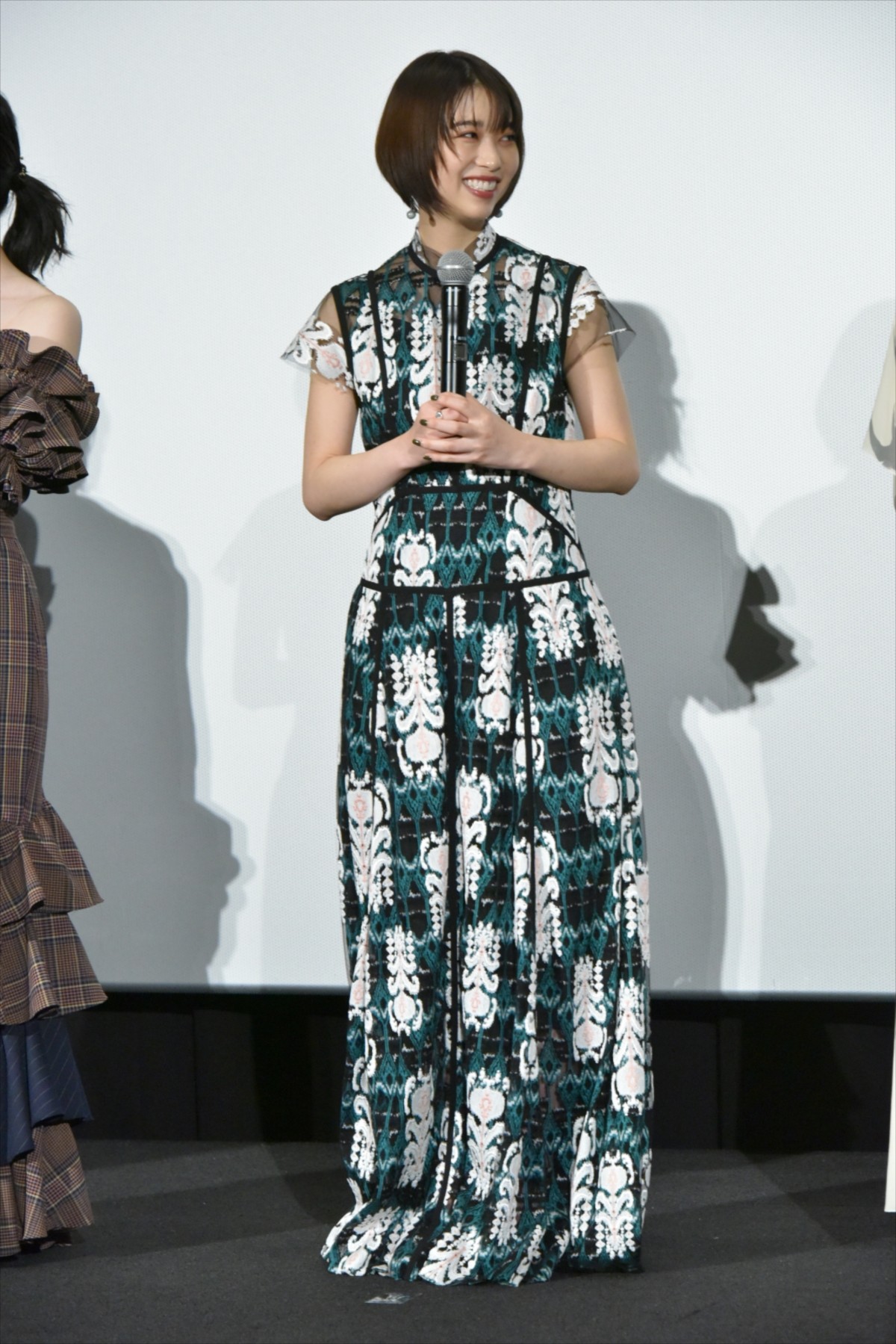 浜辺美波、『賭ケグルイ』舞台挨拶で“ほっこり”ハプニング起こし照れ笑い
