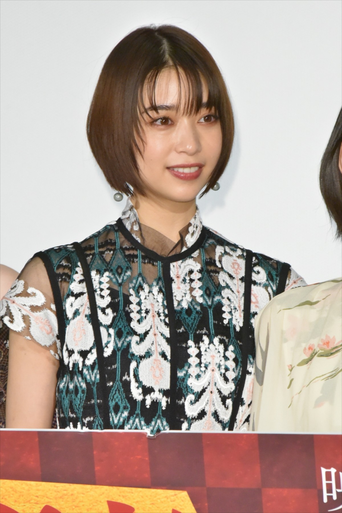 浜辺美波、『賭ケグルイ』舞台挨拶で“ほっこり”ハプニング起こし照れ笑い