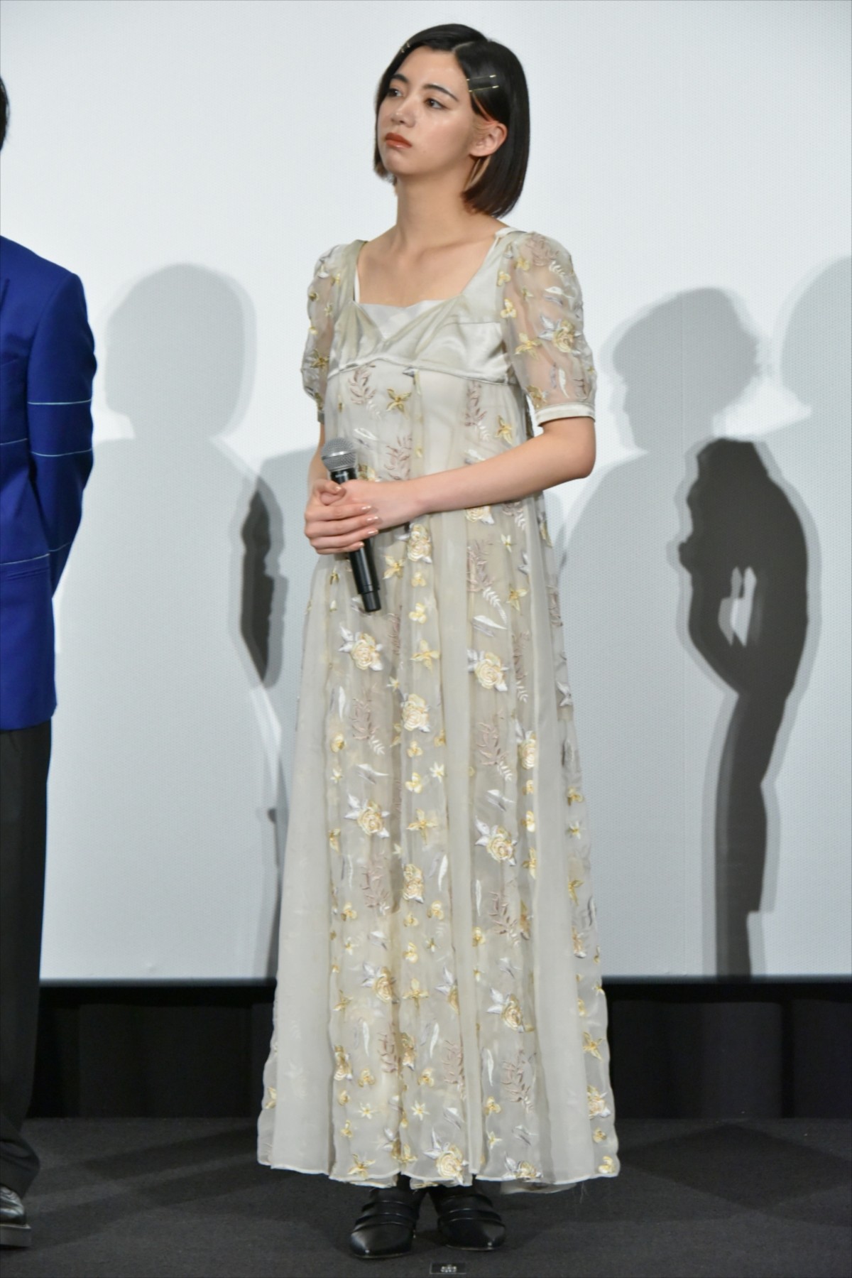 浜辺美波、『賭ケグルイ』舞台挨拶で“ほっこり”ハプニング起こし照れ笑い
