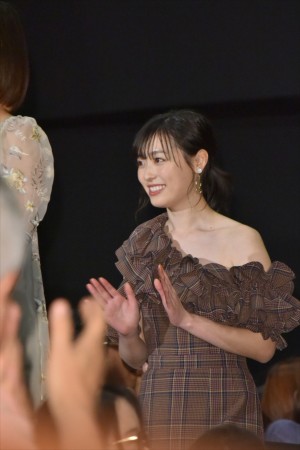 福原遥、『映画 賭ケグルイ』初日舞台挨拶に登場
