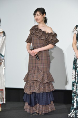 福原遥、『映画 賭ケグルイ』初日舞台挨拶に登場