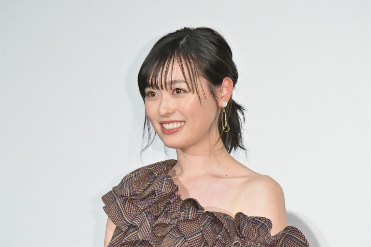 浜辺美波、『賭ケグルイ』舞台挨拶で“ほっこり”ハプニング起こし照れ笑い