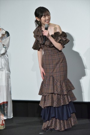 福原遥、『映画 賭ケグルイ』初日舞台挨拶に登場