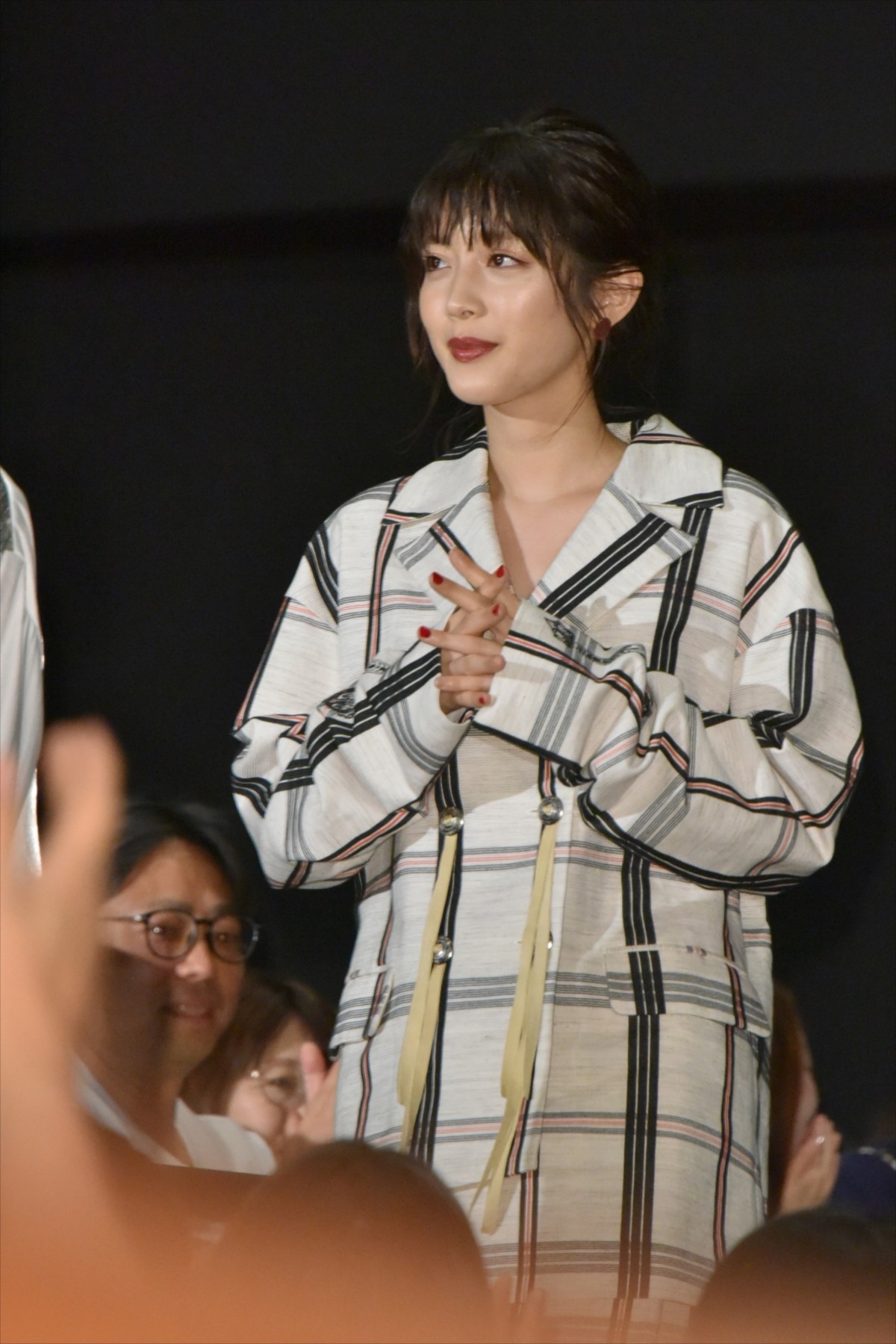 浜辺美波、『賭ケグルイ』舞台挨拶で“ほっこり”ハプニング起こし照れ笑い