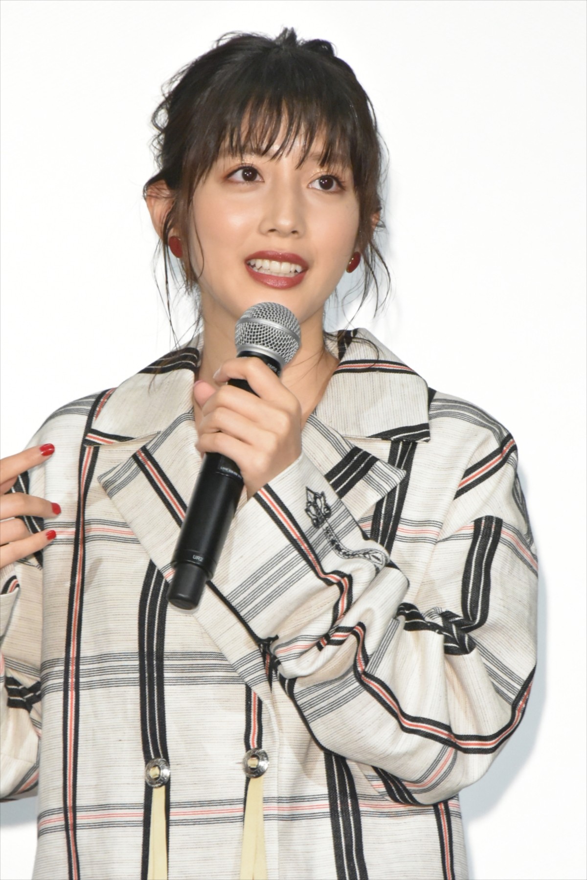 浜辺美波、『賭ケグルイ』舞台挨拶で“ほっこり”ハプニング起こし照れ笑い