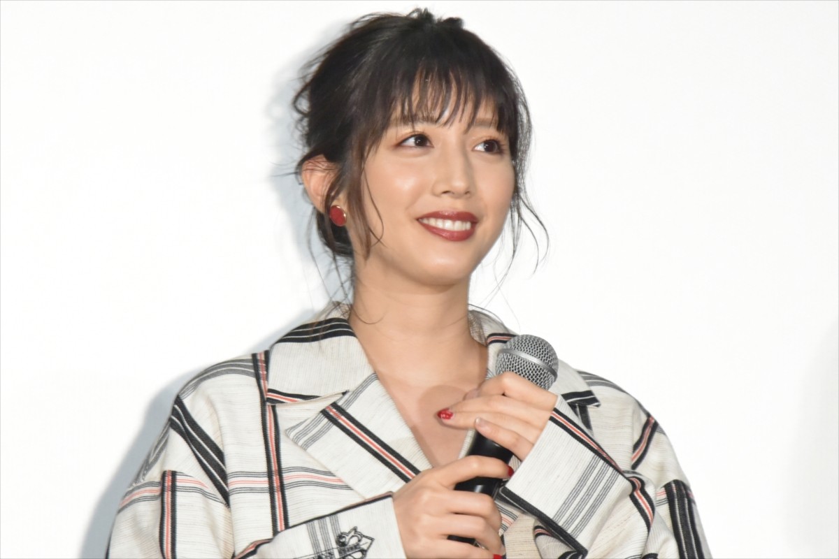 浜辺美波、『賭ケグルイ』舞台挨拶で“ほっこり”ハプニング起こし照れ笑い