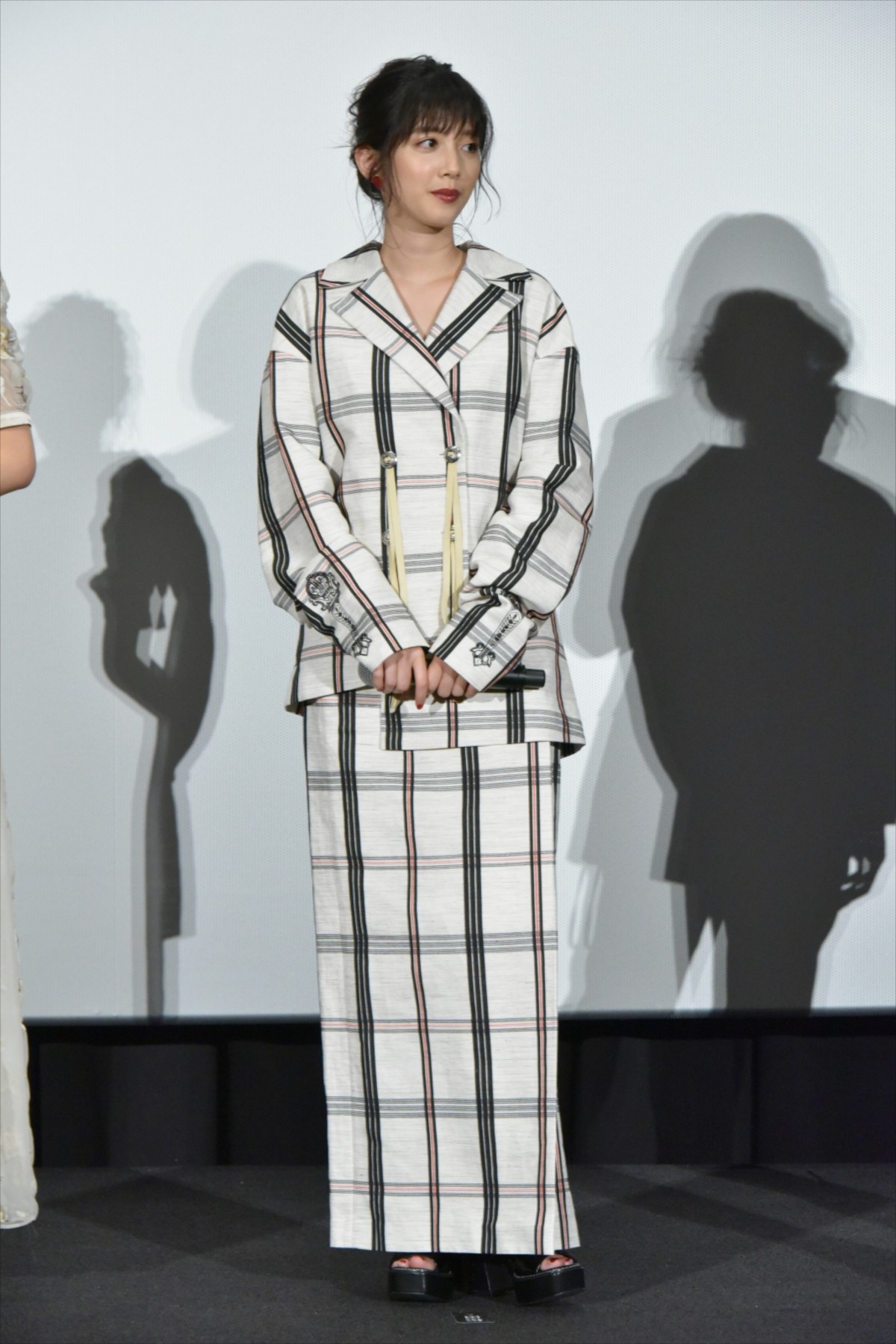 浜辺美波、『賭ケグルイ』舞台挨拶で“ほっこり”ハプニング起こし照れ笑い