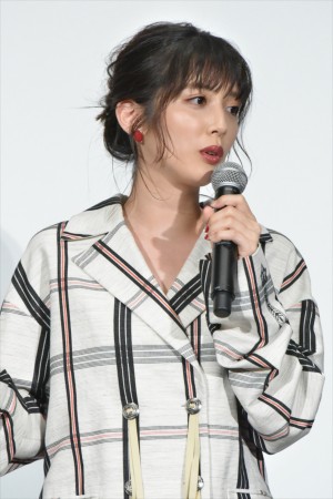 松田るか、『映画 賭ケグルイ』初日舞台挨拶に登場