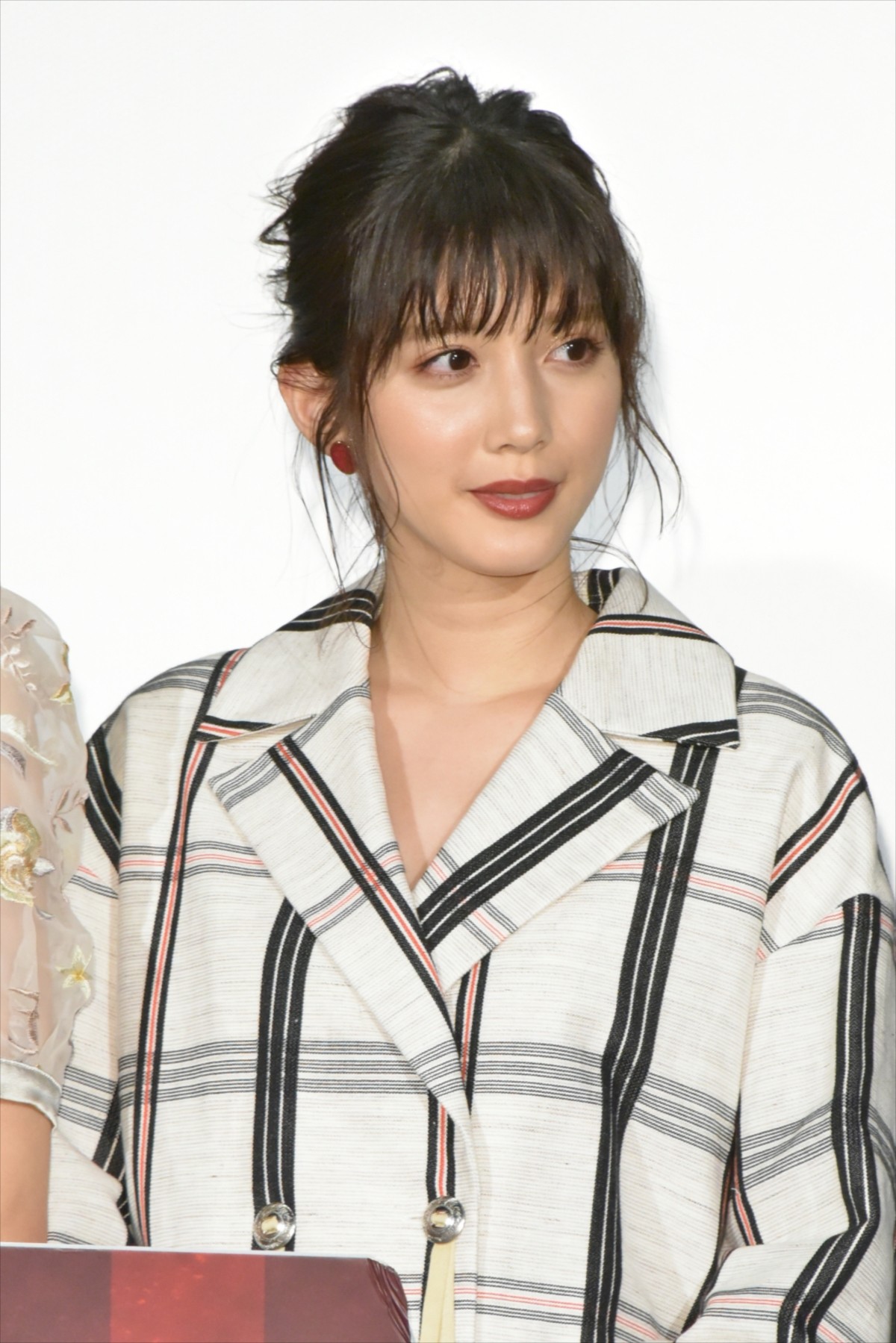 浜辺美波、『賭ケグルイ』舞台挨拶で“ほっこり”ハプニング起こし照れ笑い