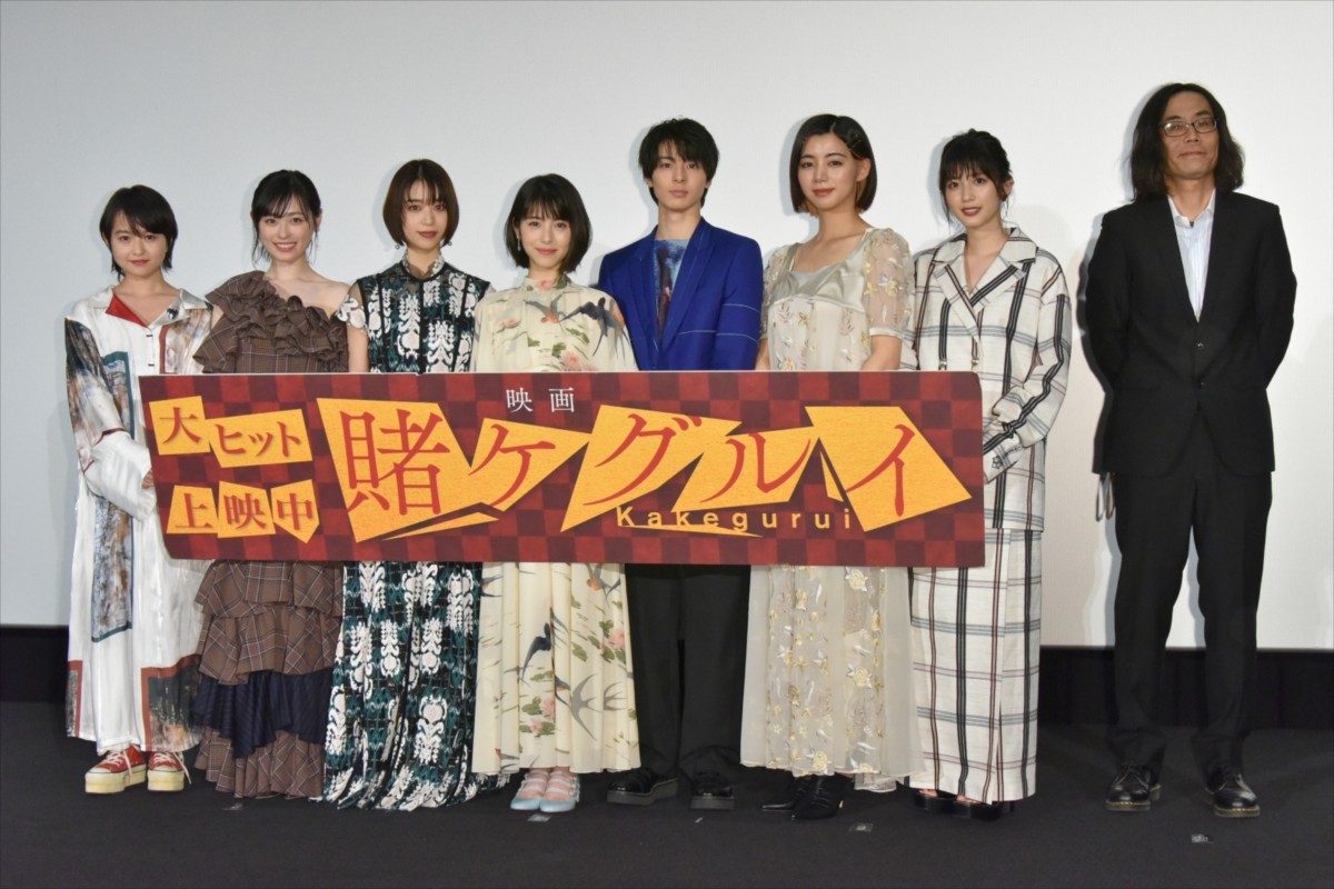 浜辺美波、『賭ケグルイ』舞台挨拶で“ほっこり”ハプニング起こし照れ笑い