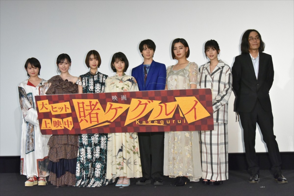 浜辺美波、『賭ケグルイ』舞台挨拶で“ほっこり”ハプニング起こし照れ笑い