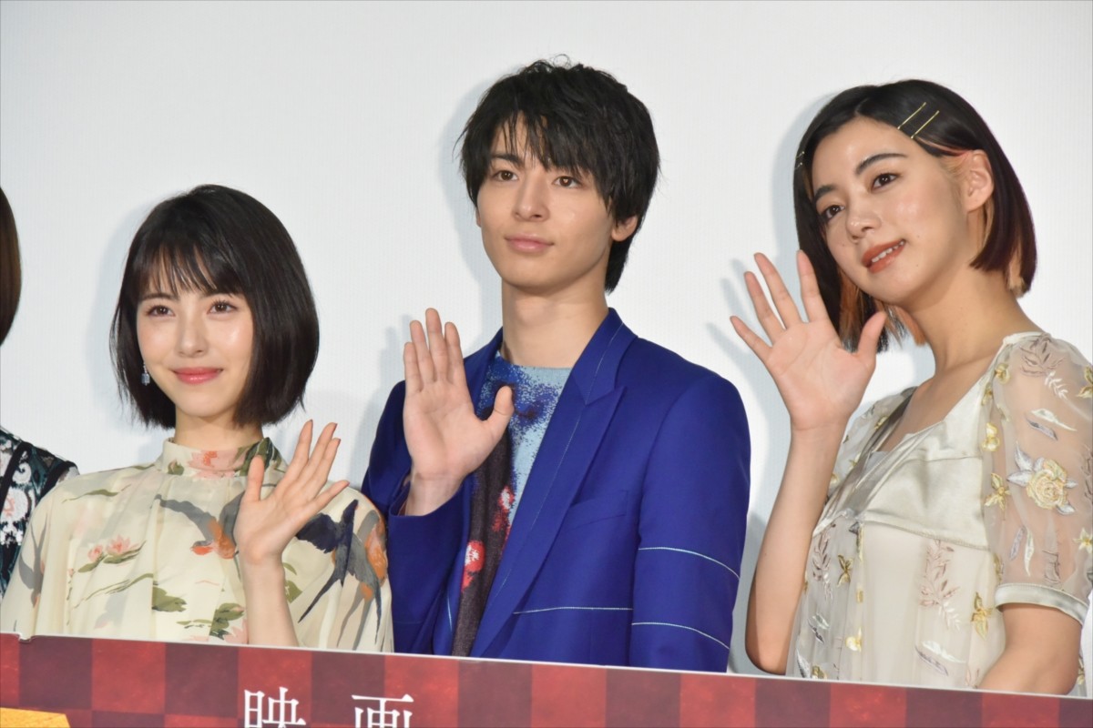 浜辺美波、『賭ケグルイ』舞台挨拶で“ほっこり”ハプニング起こし照れ笑い