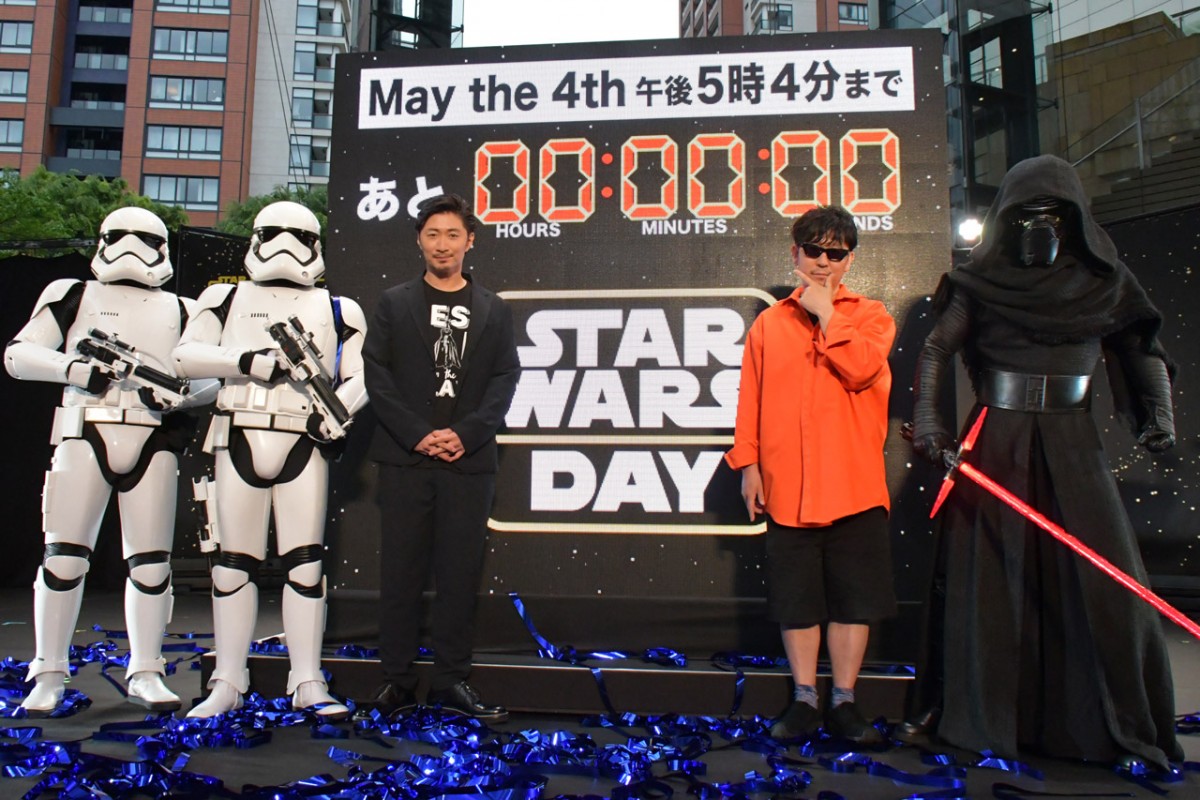 「“STAR WARS DAY”TOKYO 2019」イベントに出席したEXILE MAKIDAI(左)とm-floの☆Taku Takahashi(右)